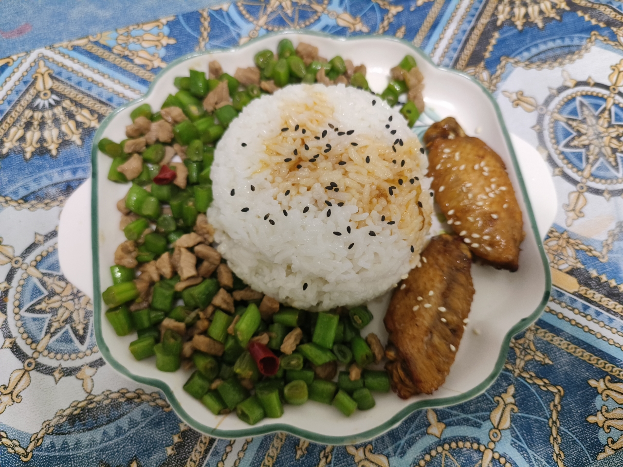四季豆炒肉末焗饭的做法 步骤2