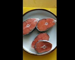 上汤三文鱼块西兰花（马克西姆微压不粘锅）的做法 步骤2
