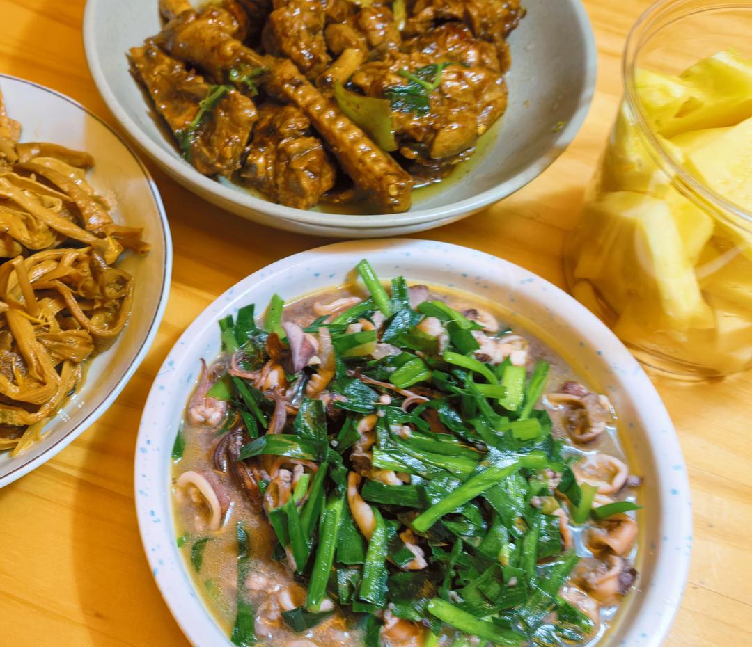 鲜嫩美味的韭菜炒鱿鱼