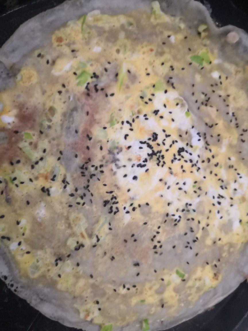 自制煎饼果子（附送酱汁和馓子的做法）