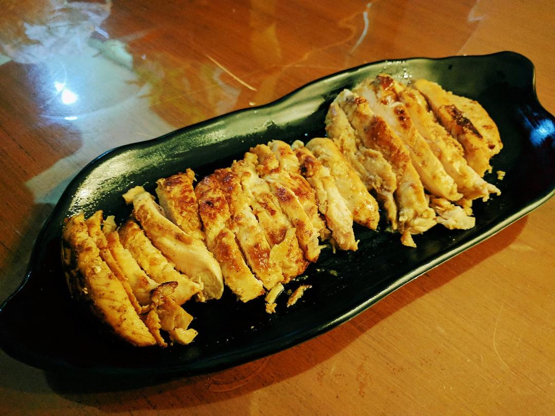 酷炫屌炸天好吃的煎鸡胸肉（香蒜蜂蜜煎鸡胸肉）