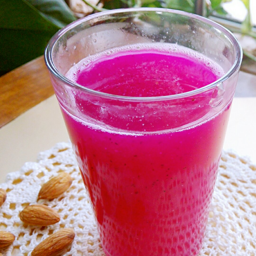 一只呆叶子做的火龙果皮汁