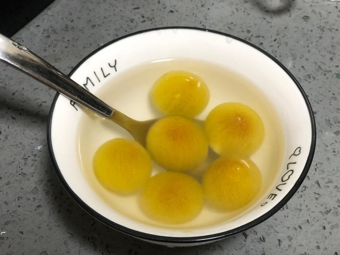 煮冻汤圆时，用凉水和开水都不对，教你一招，出锅不破皮不露馅