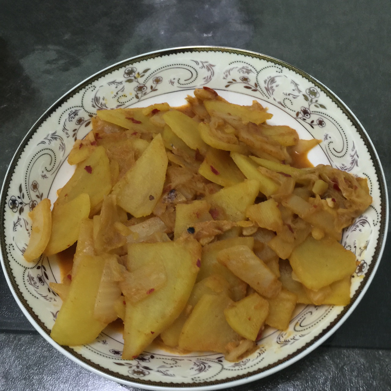 辣白菜炒土豆片
