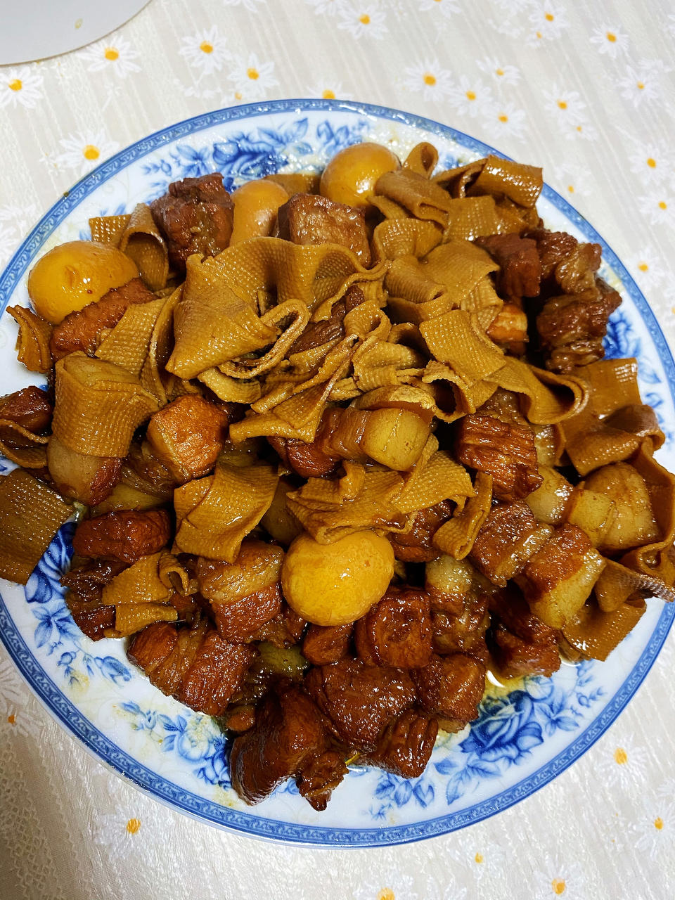 加了鹌鹑蛋后，这盘红烧肉，美味的逆天啦——鹌鹑蛋烧肉（孔瑶食谱）