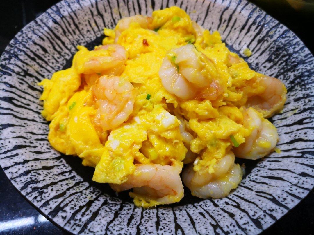 光亮嫩滑的蝦仁炒蛋