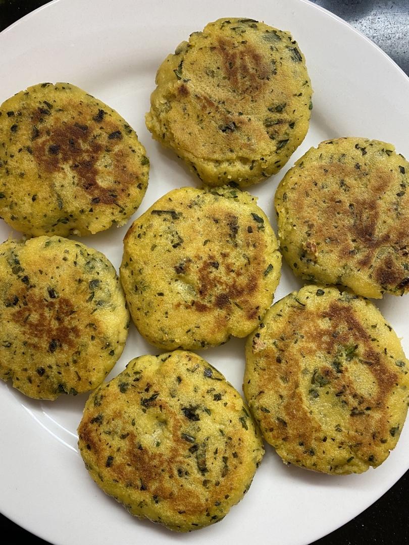 甜美mie做的玉米面菜饼子贴饼子