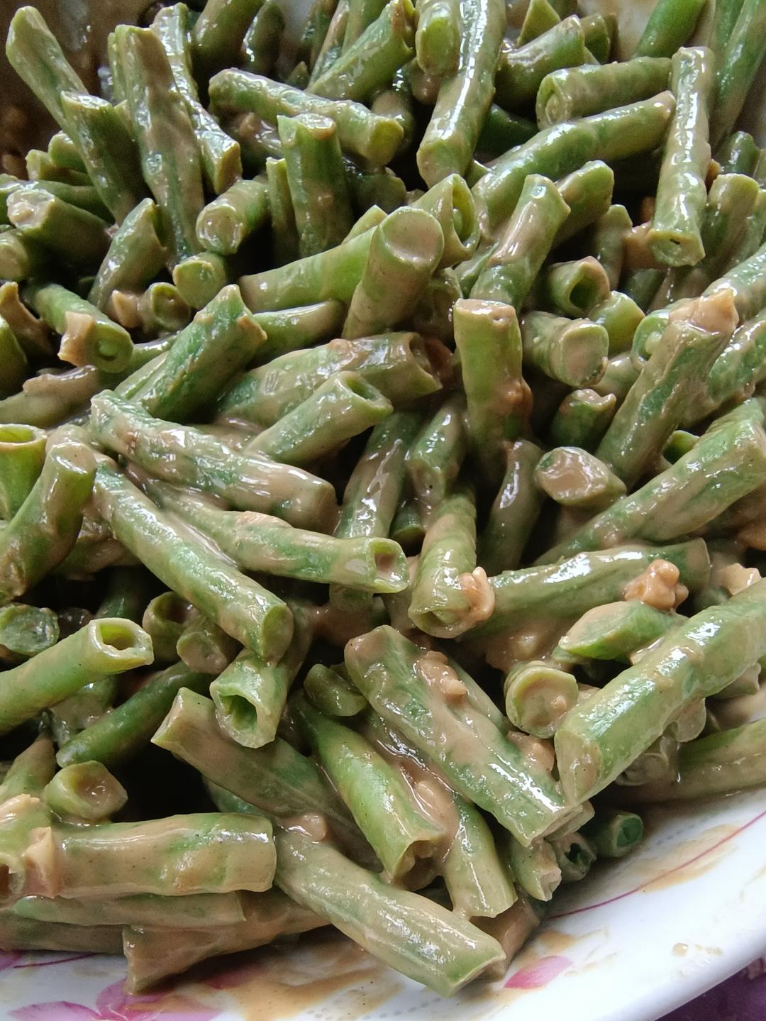 夏日经典小凉菜凉拌豇豆，制作简单，清脆爽口又下饭，5分钟就能轻松搞定，赶紧去试试吧。