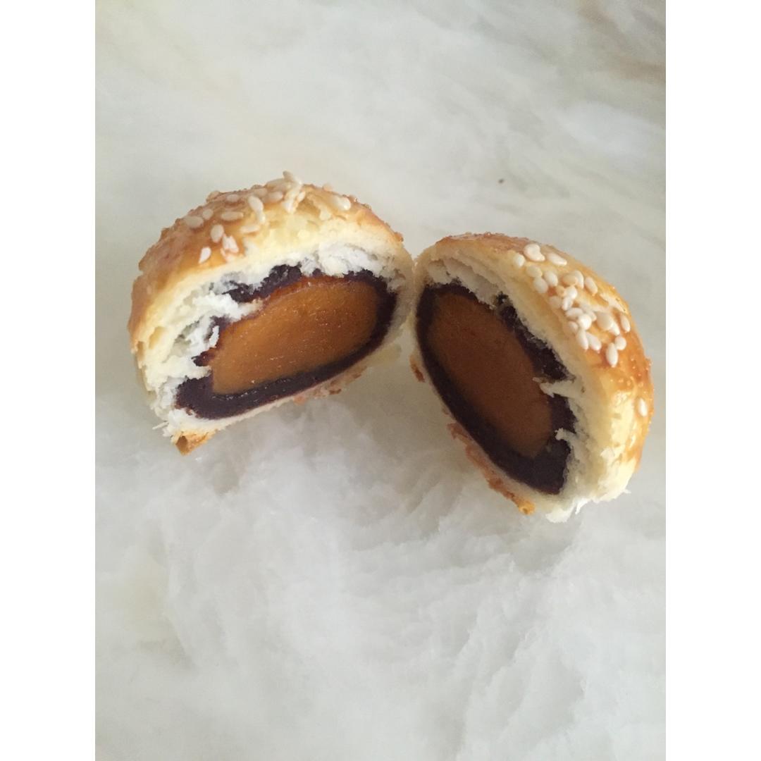 蛋黄酥 Danhuangsu