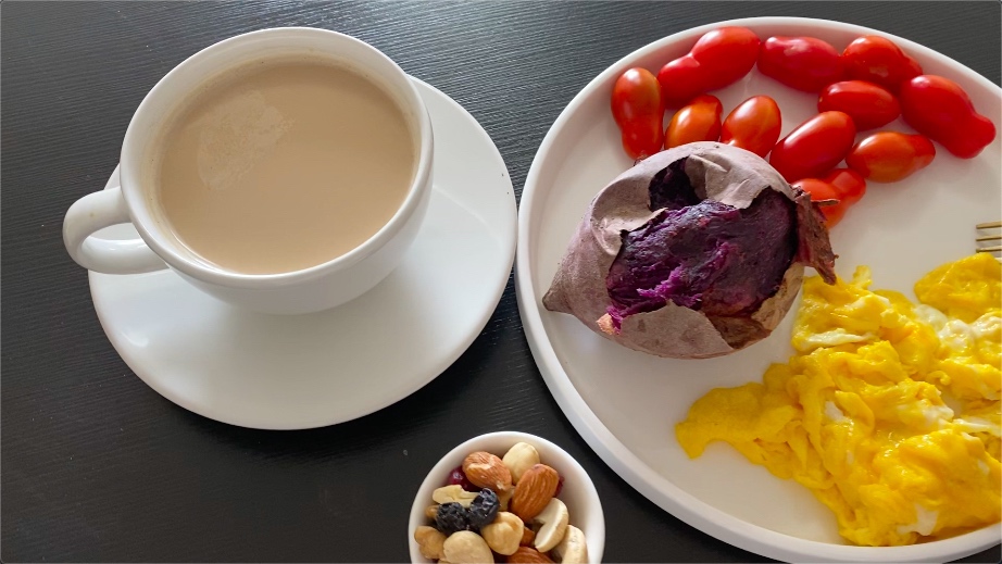 减脂早餐 烤紫薯 牛奶煎蛋 坚果水果加咖啡