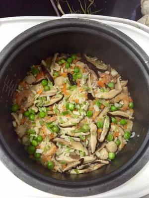 香菇海鲜焖饭的做法 步骤3