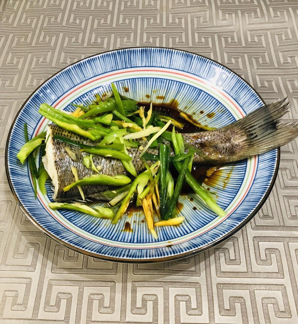 考究的清蒸鲈鱼