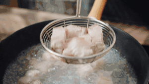 板栗烧肉【孔老师教做菜】的做法 步骤3