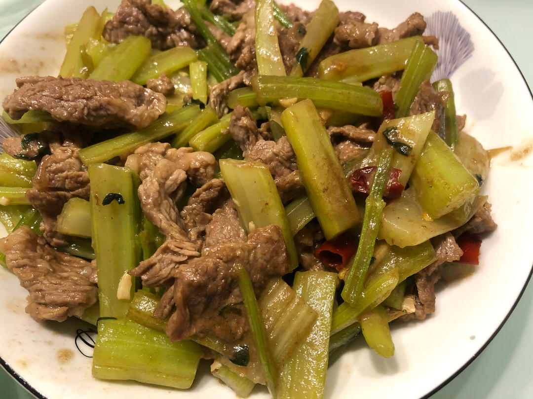 牛肉炒芹菜(不老不柴嫩滑多汁)