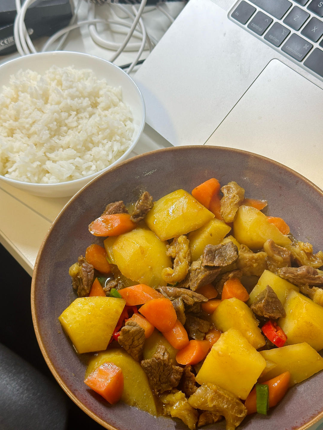 胡萝卜番茄土豆炖牛肉（冬日里的一锅乱炖）