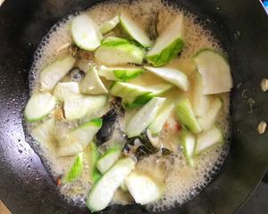 丝瓜炖黄骨鱼的做法 步骤6