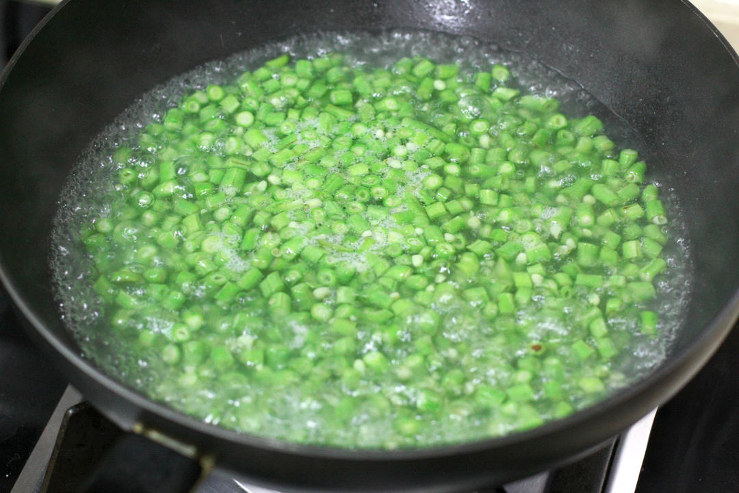 辣炒肉末芽菜豆角的做法 步骤4