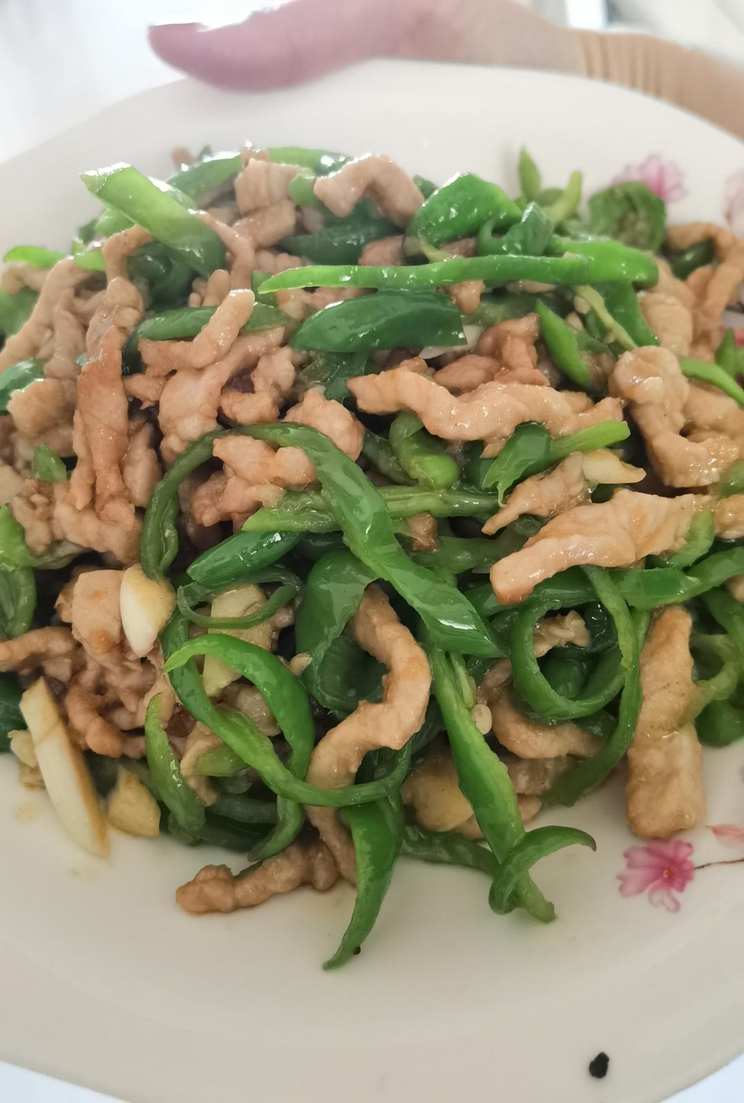 青椒肉丝，这样炒太好吃了。