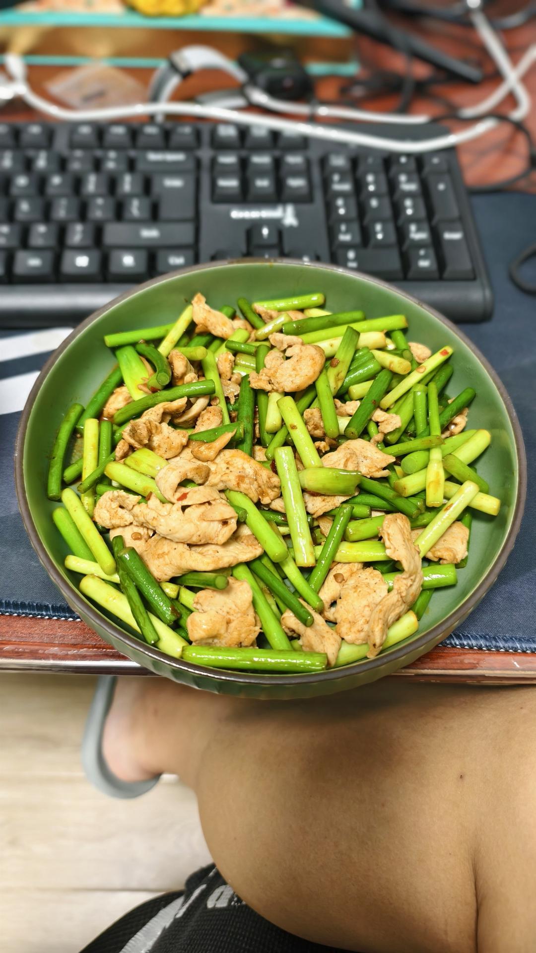 简单易做的下饭菜－蒜苔炒肉