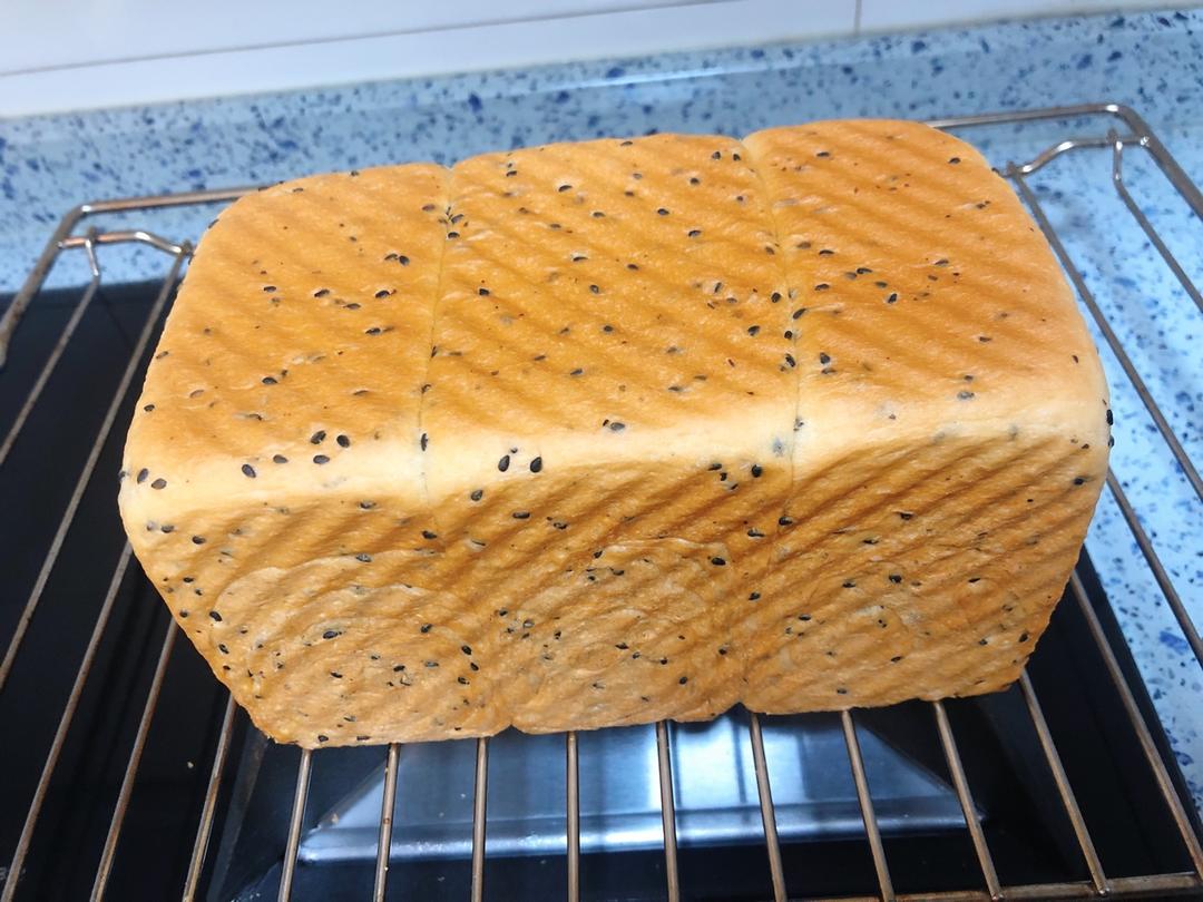 黑芝麻奶香吐司