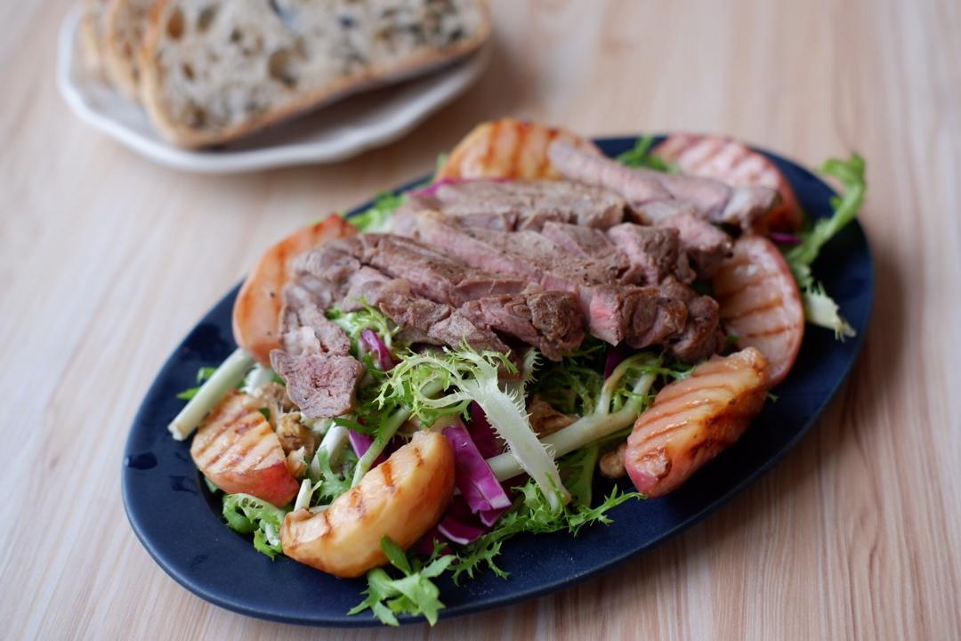 肉眼牛排佐香煎桃子沙拉