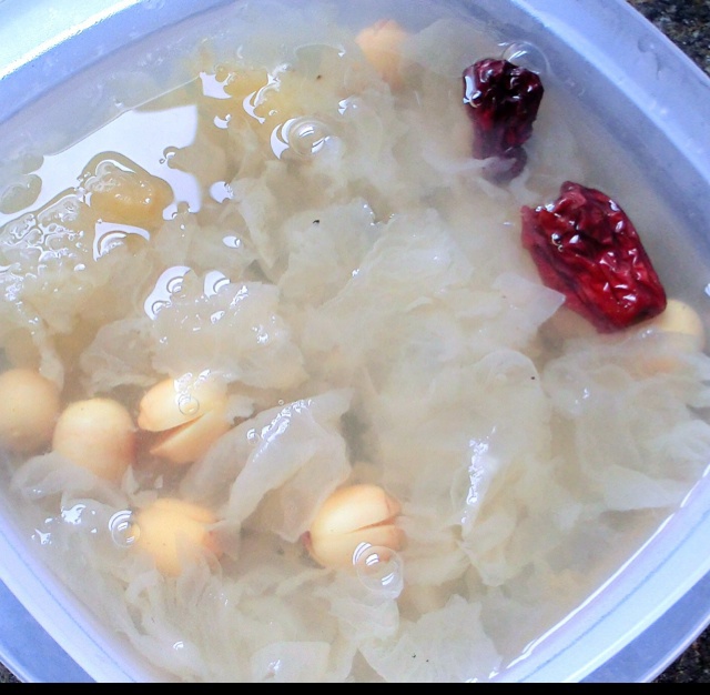 银耳莲子羹