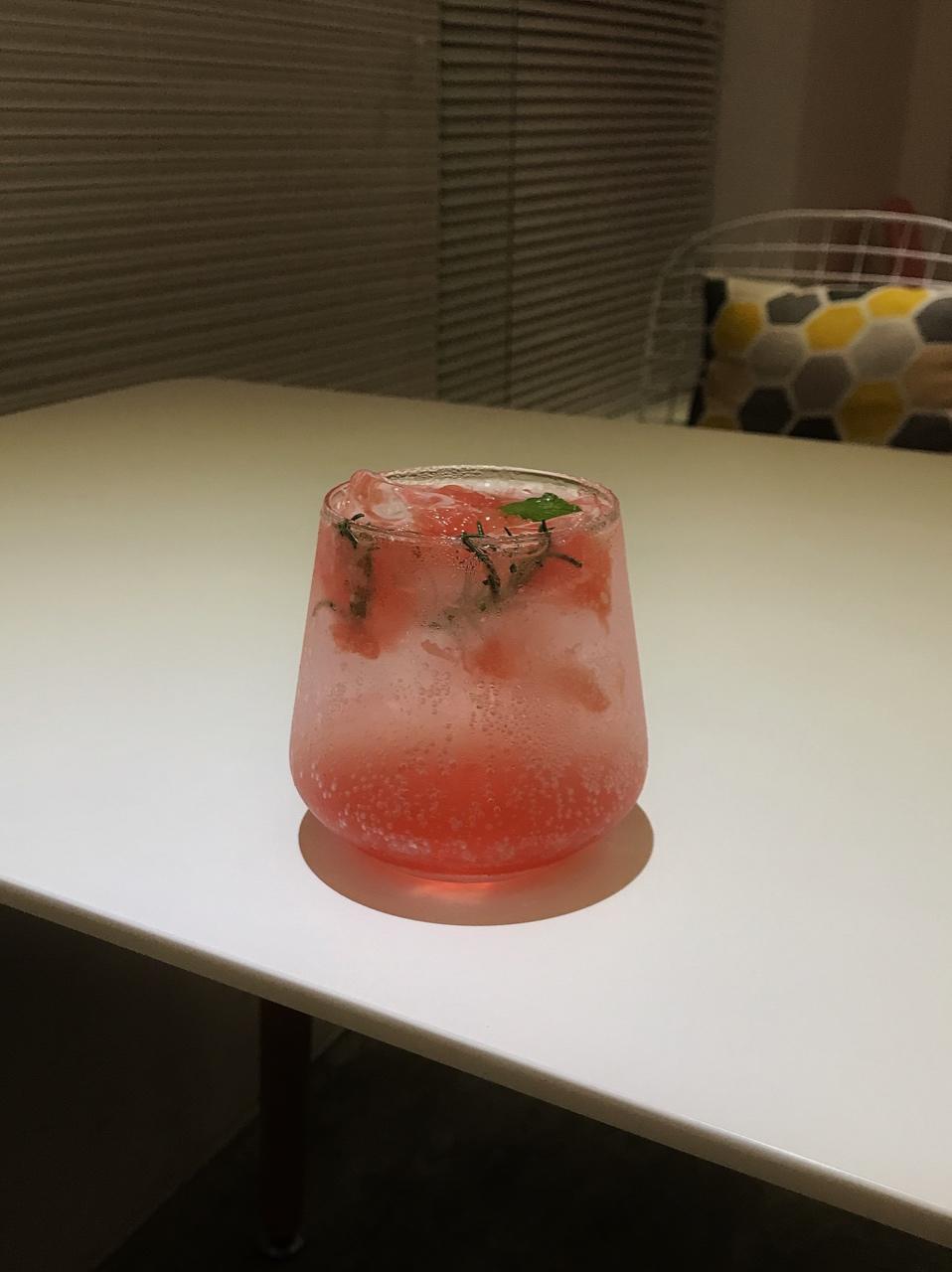 薄荷西柚气泡水