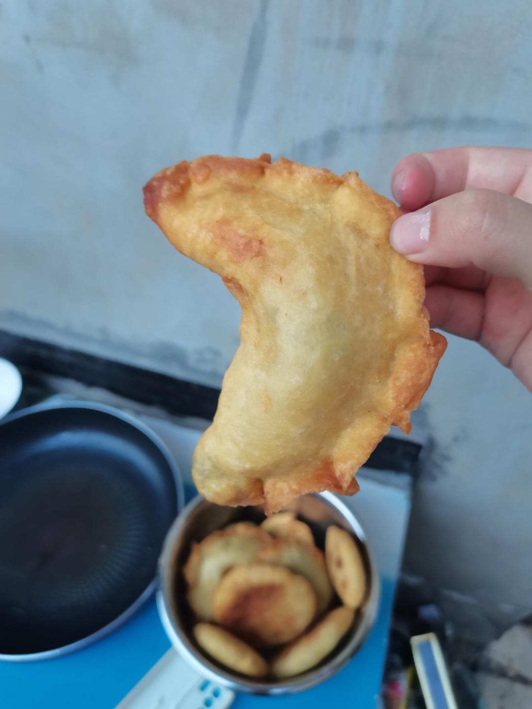 酥脆掉渣的「河南烫面炸菜角」