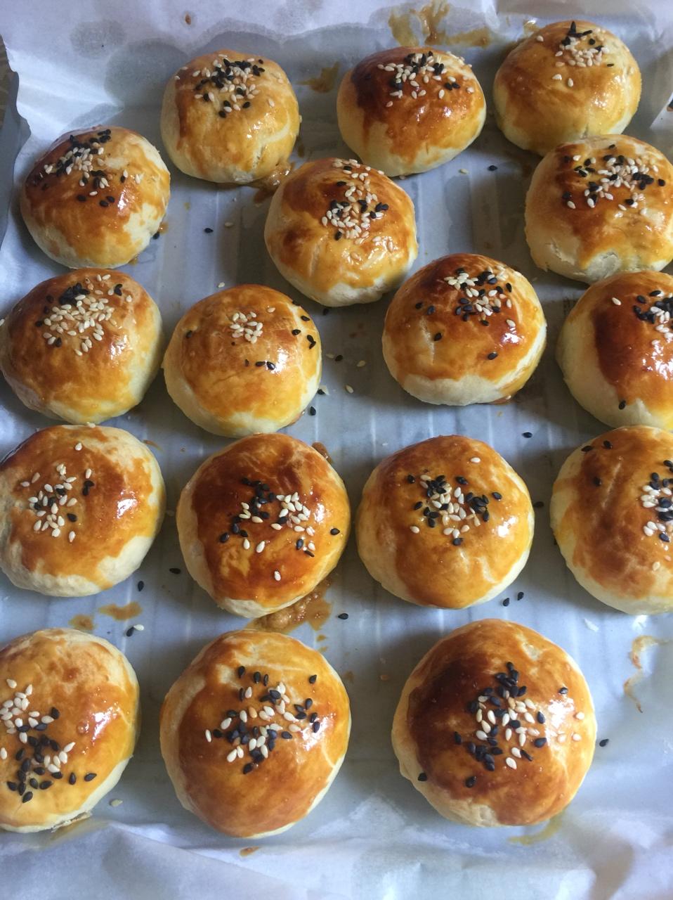蛋黄酥 Danhuangsu