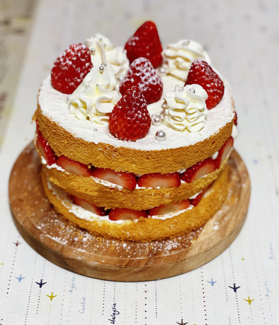 不会抹奶油也可以做的草莓方蛋糕！