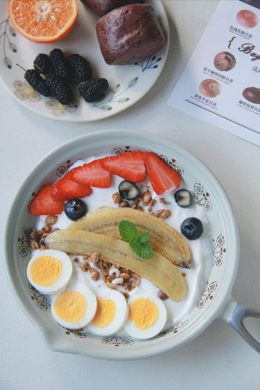 黄油香蕉温酸奶燕麦能量碗