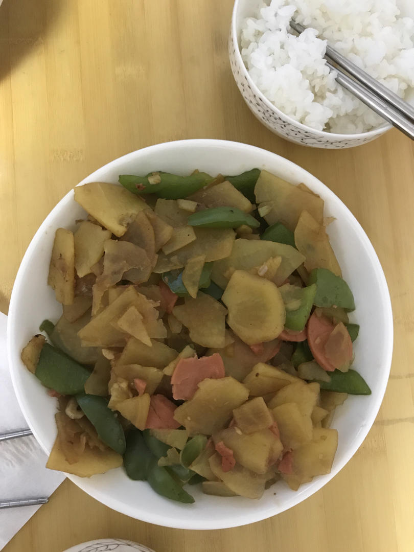 青椒火腿肠土豆片（日本的妹妹一口气吃掉大半盘子）