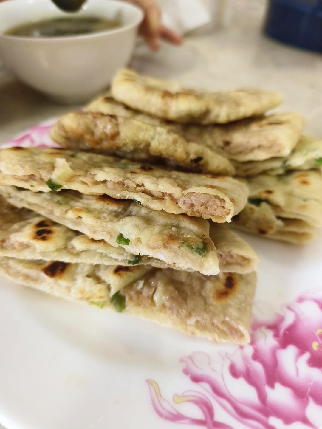 酥脆多汁的葱肉饼
