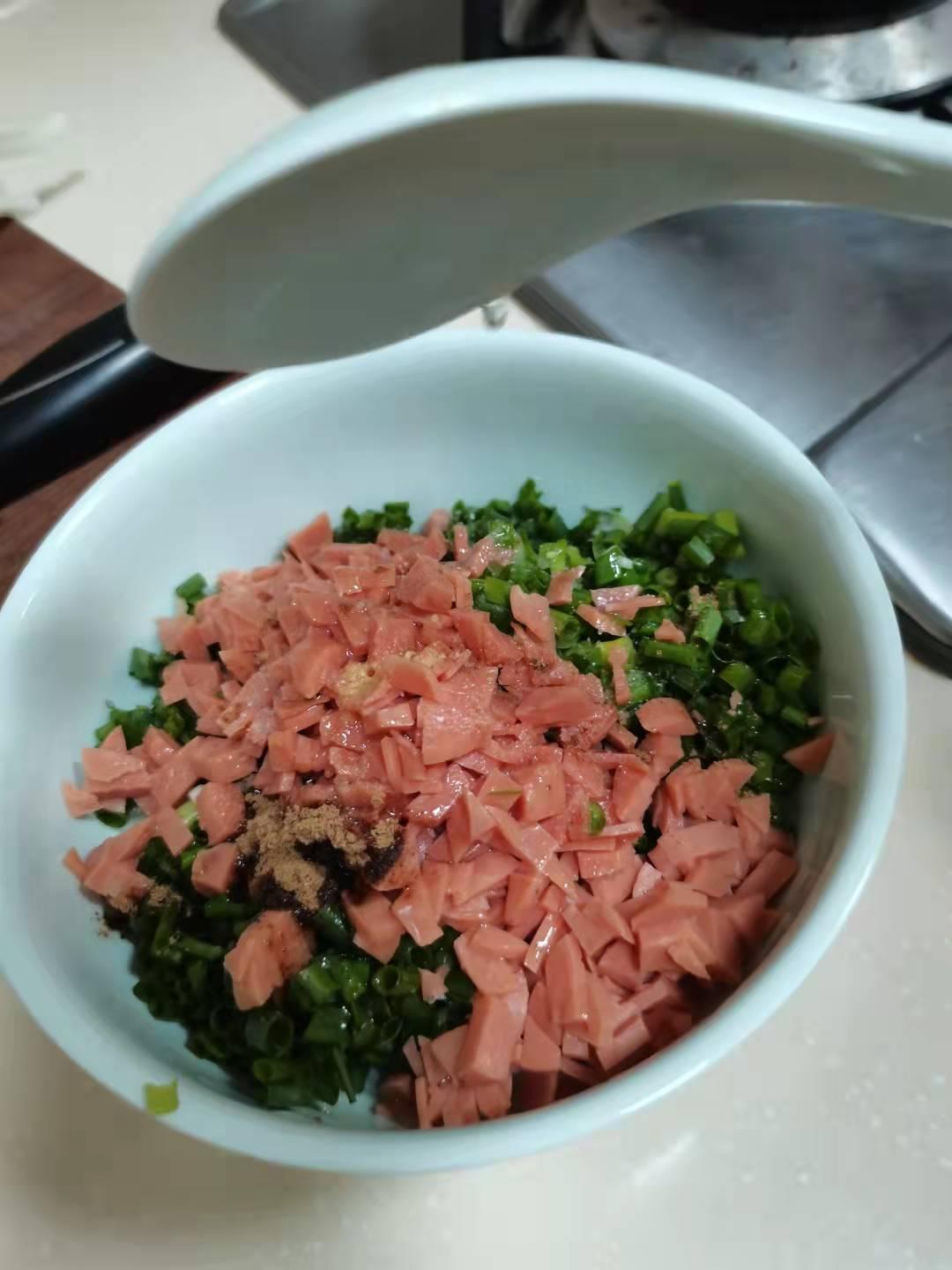 消耗多余饺子皮-快手葱香千层酥饼的做法 步骤2