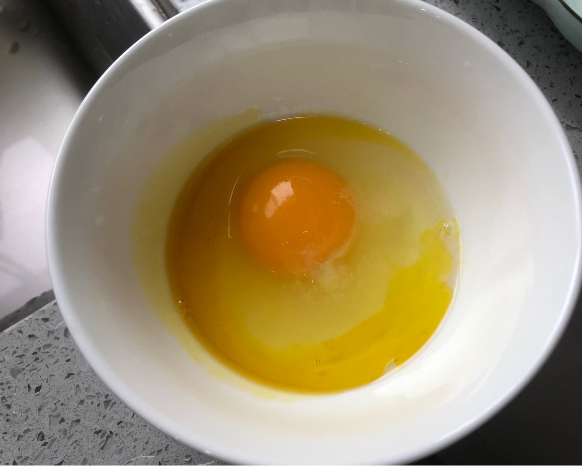 白菜鸡蛋肉丸汤的做法 步骤2