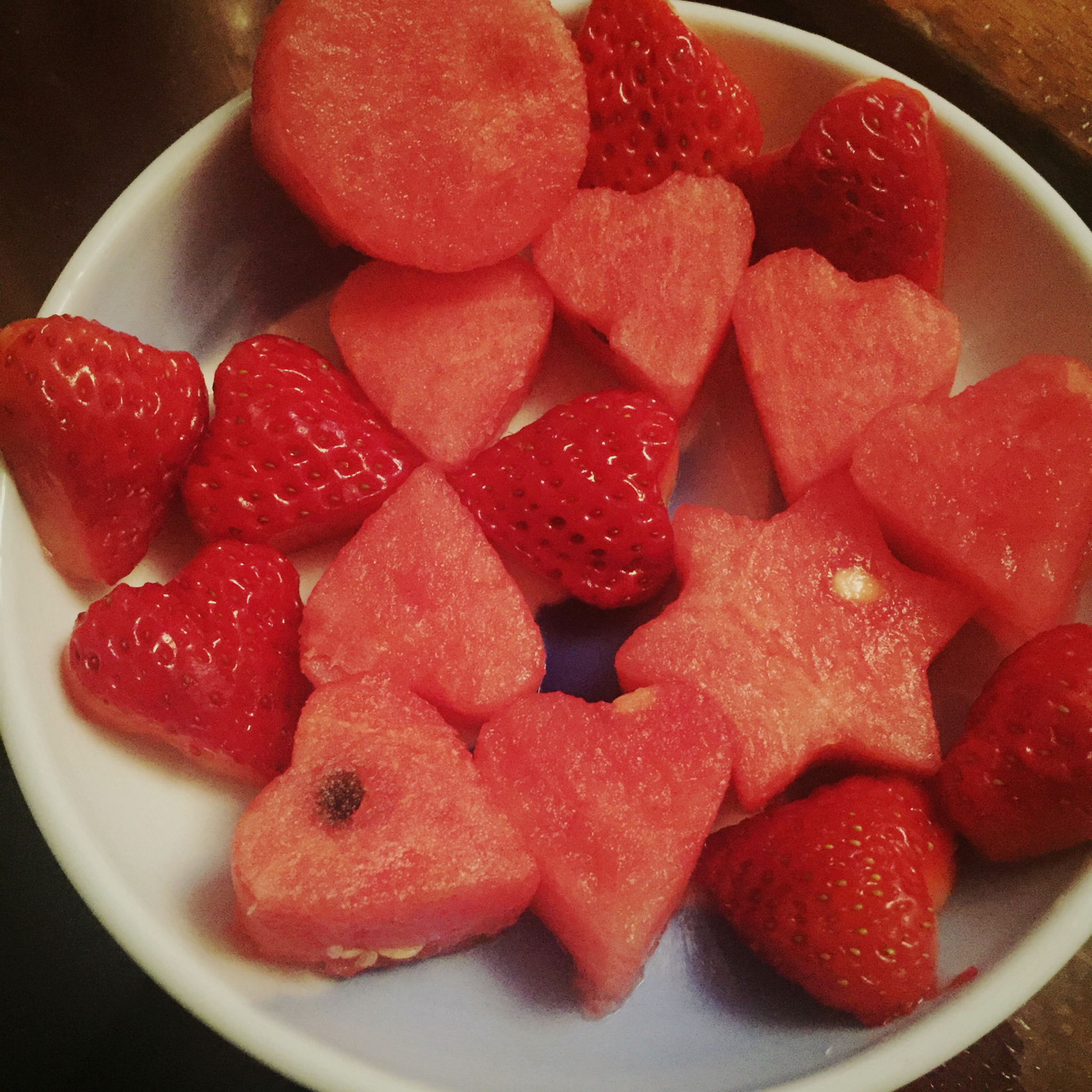 galaxyfanfan1205做的情人节告白爱心水果串