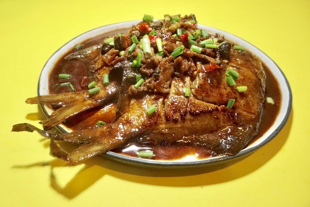 五花肉烧鲳鱼