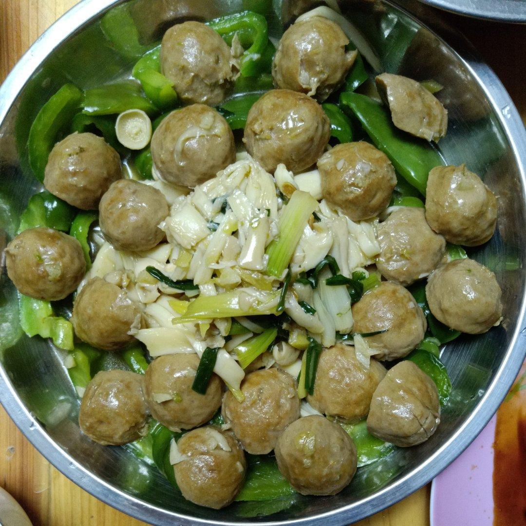 蚝油杂菇牛肉丸煲