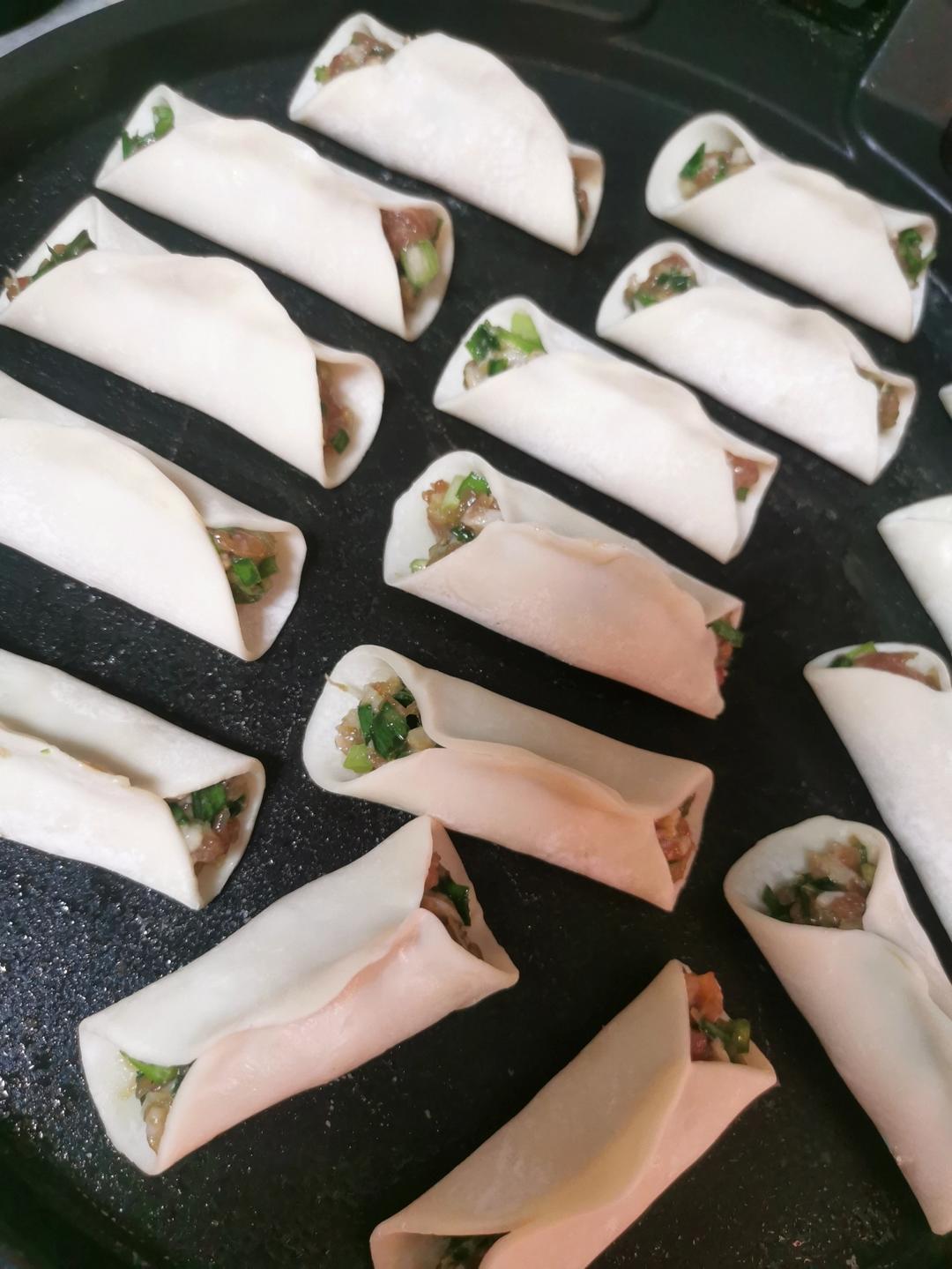 「韭菜猪肉锅贴」这样做，底部金黄焦脆，内馅儿鲜嫩多汁，绝👍👍👍