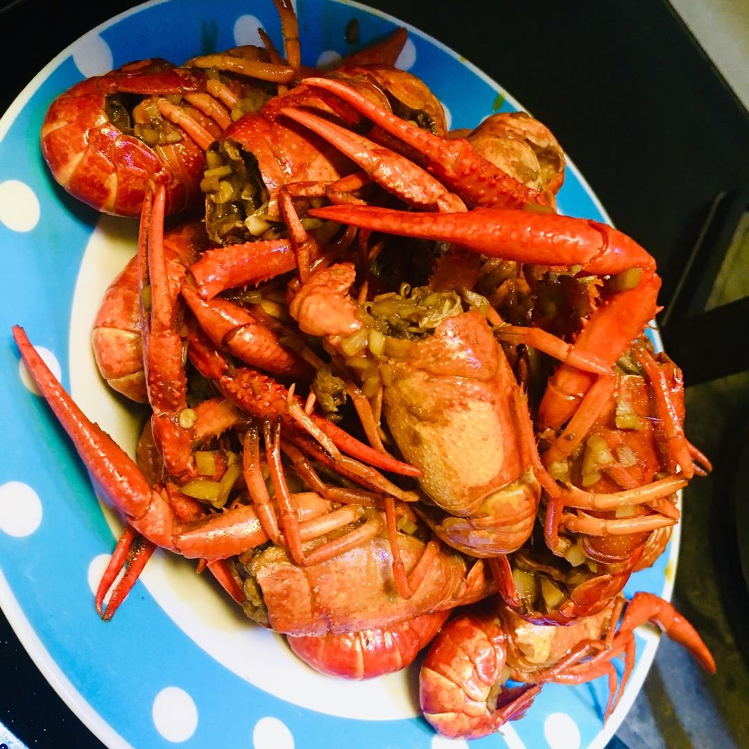 好吃到爆的蒜香小龙虾