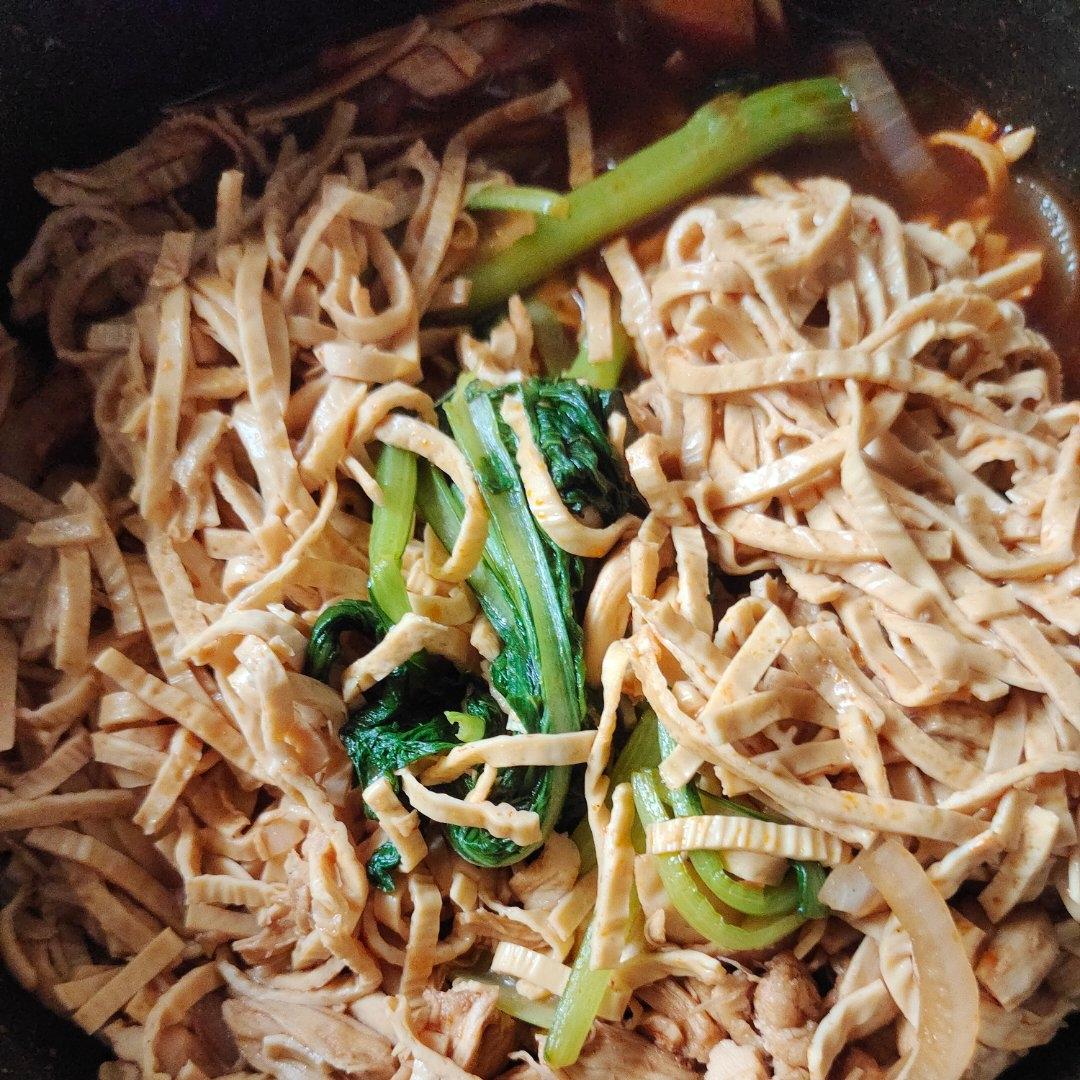 手撕麻辣鸡丝，麻麻辣辣的感觉很夏天