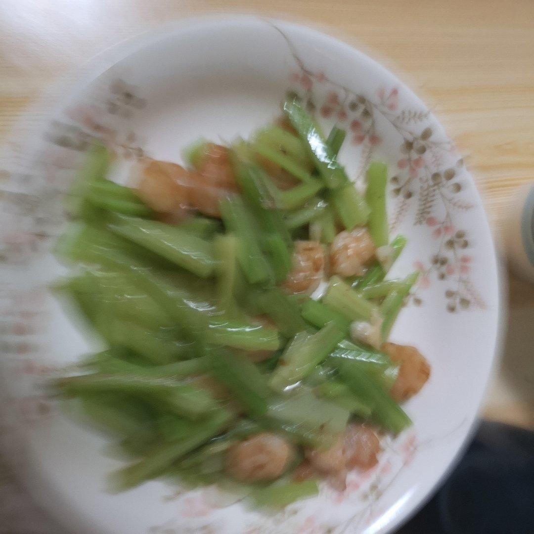 怎样炒出饭店级别的幼嫩西芹（附正确的西芹处理手法）