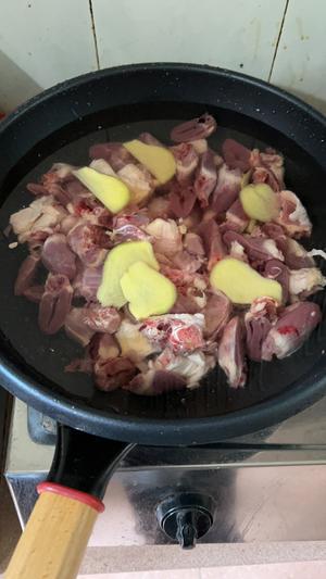 土豆焖鸭(超级下饭菜啊）的做法 步骤1