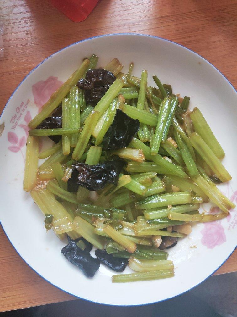 不加肉_炒芹菜，超级下饭！