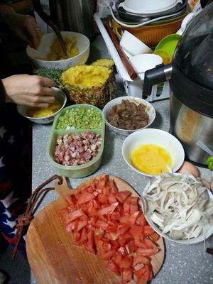 菠萝虾仁炒饭的做法 步骤1