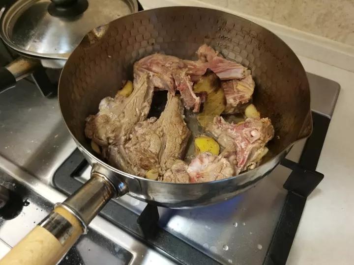 胡萝卜炖羊排