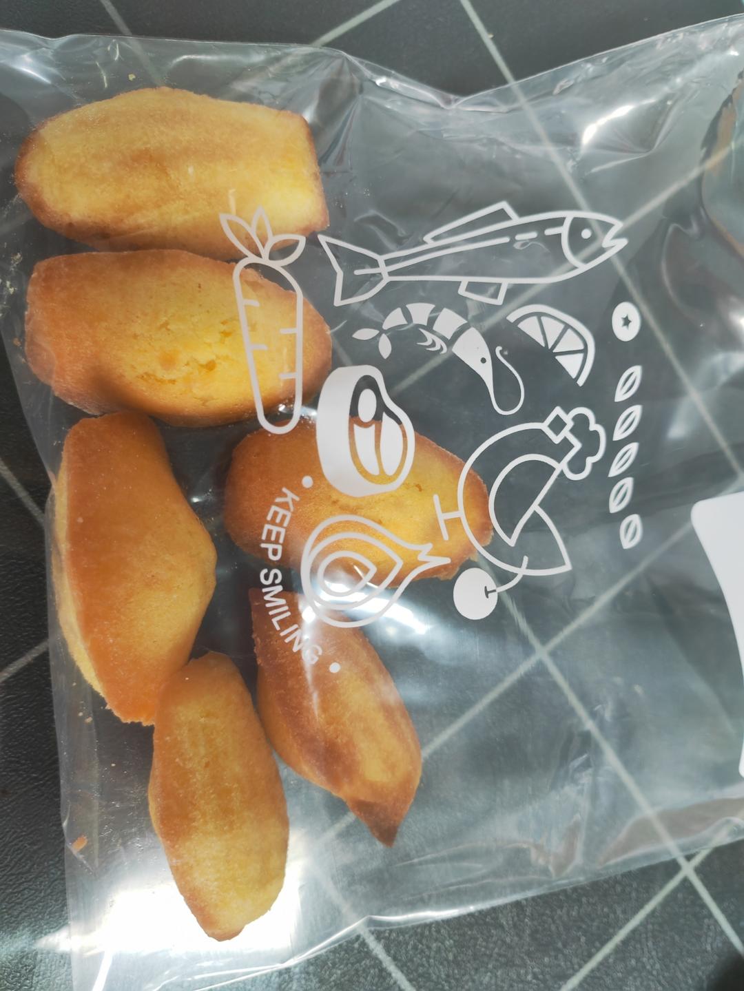 玛德琳（蓝带方）