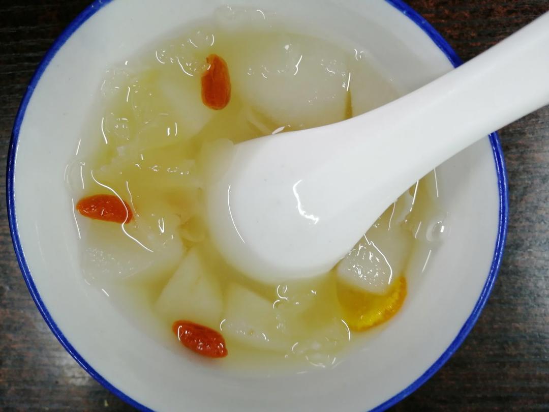银耳冰糖炖雪梨