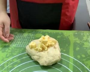 豆沙面包（手揉15分钟出膜）的做法 步骤5