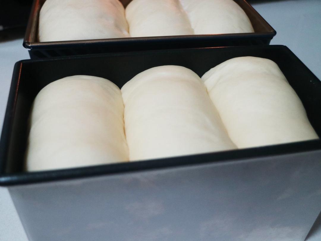 两条超级软的甜甜吐司